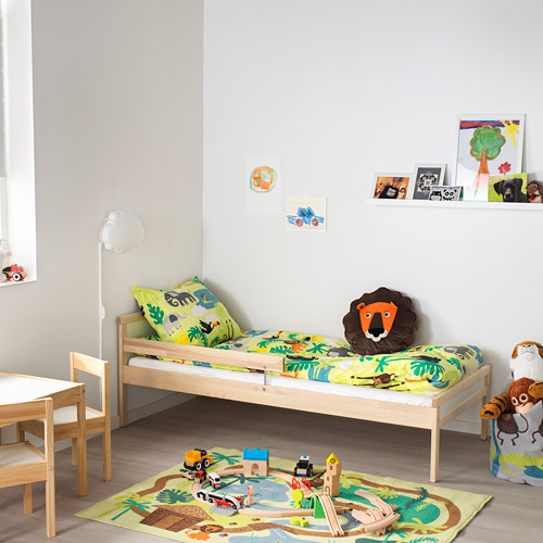 Habitación infantil con cama SNIGLAR, ropa de cama luminosa, juguetes, alfombra, arte.