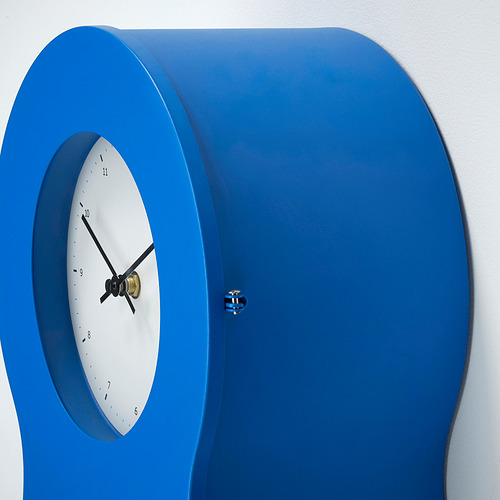 Reloj de pared moderno y respetuoso con la visión. Diseño silencioso y azul con esfera blanca y agujas doradas. Visualización de la hora elegante y precisa.