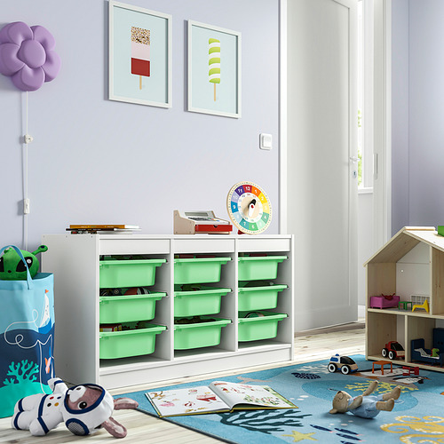 Habitación para niños con almacenamiento de juguetes TROFAST, arte, alfombra, almohada, casa de muñecas, reloj, libro.