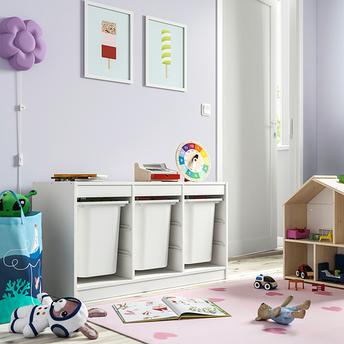Sala de juegos para niños con almacenamiento TROFAST, juguetes, libros, alfombra, arte, lámpara, casa de muñecas.