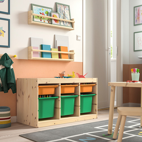 Sala de juegos para niños con almacenamiento TROFAST, contenedores verdes, libros y origami.