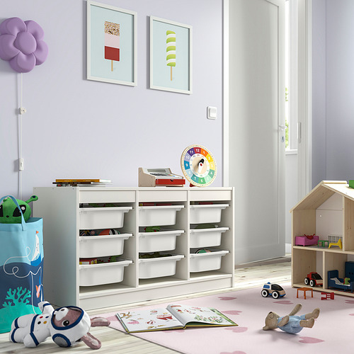 Habitación para niños con almacenamiento de juguetes TROFAST, decoración colorida y globos.