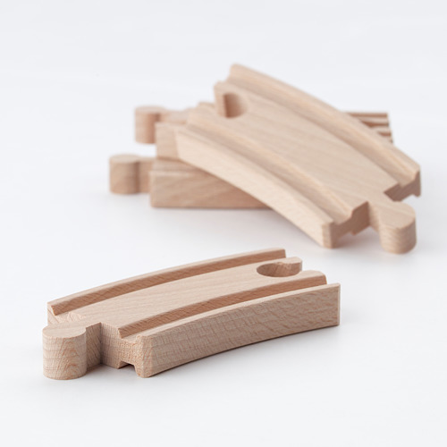 Conjunto de vías de tren de madera de color claro, ordenadas para el montaje.