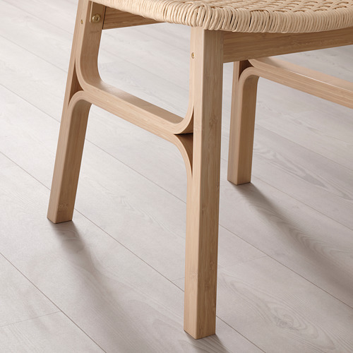 Silla moderna de madera con asiento tejido, respaldo curvo, elegante diseño de madera clara.