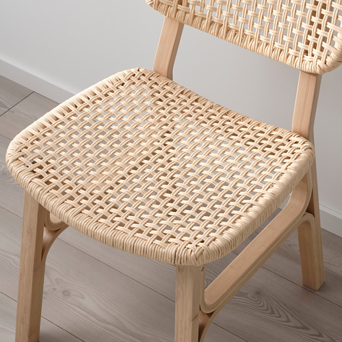 Silla con asiento y respaldo intrincadamente tejidos fabricados con materiales naturales y sostenibles. El marco de bambú agrega durabilidad y estilo.
