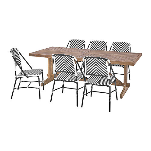Sillas con estampado de chevron en blanco y negro con mesa de madera; Conjunto de exterior NORRMANSÖ.