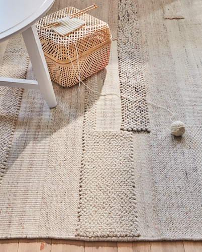 Alfombra de lana beige BRÖNDEN con tejidos variados, forma rectangular y diseño de patchwork. Perfecto para cualquier suelo.