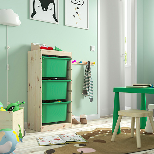 Divertida habitación para niños con unidad de almacenamiento TROFAST verde claro con tres contenedores de plástico verde. El arte de la pared y los muebles acogedores realzan el espacio.