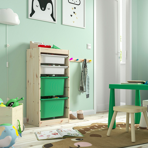 Habitación para niños con almacenamiento TROFAST en madera clara y verde, perfecta para juguetes y libros.