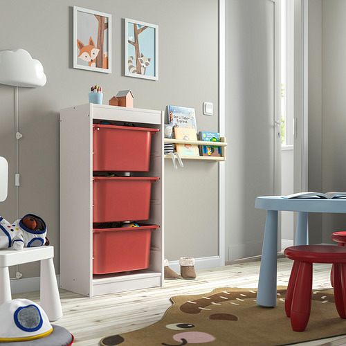 Sala de juegos para niños con almacenamiento TROFAST blanco y contenedores rojos para juguetes, luminoso y organizado.