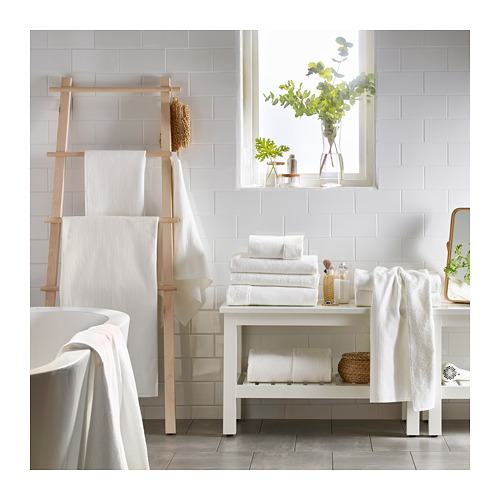 Baño minimalista con toallas y plantas SALVIKEN.