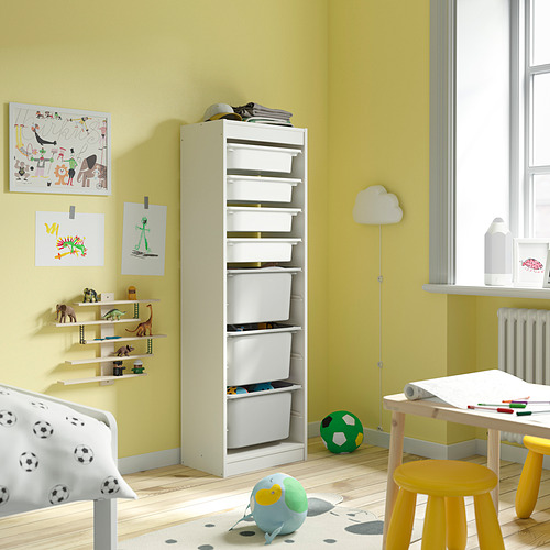 Sala de juegos amarilla con almacenamiento TROFAST, juguetes, taburete, escritorio, decoración de pared.