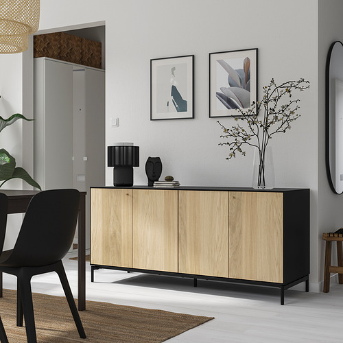 Aparador bicolor BOASTAD negro y roble con puertas plegables y decoración.