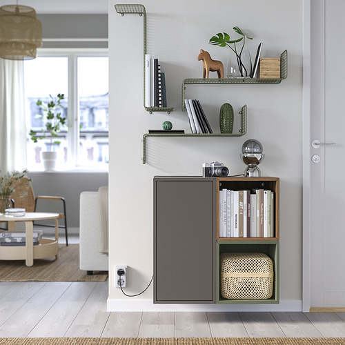 Sala de estar moderna con estante de pared SVENSHULT. El elegante diseño en negro y madera sostiene libros, cámara y decoración, creando un espacio acogedor y contemporáneo.