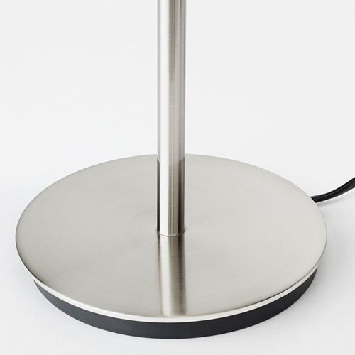 Elegante base de lámpara con elegante acabado plateado y base circular, que refleja la calidad del diseño moderno.