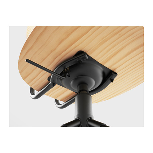 Debajo de la base de la silla de madera, robusto mecanismo ajustable de metal negro.