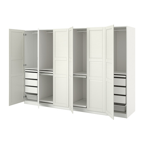 Armario PAX blanco con puertas abiertas, con estantes y compartimentos para un almacenamiento organizado.