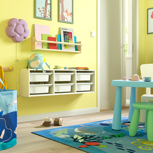 Habitación para niños con almacenamiento TROFAST, juguetes coloridos, paredes verdes, piso de madera, cuadros, calcomanías.