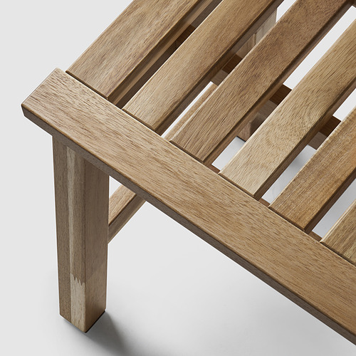 Banco de madera con diseño de listones, hecho de acacia, que muestra artesanía de calidad y patrones de vetas naturales.