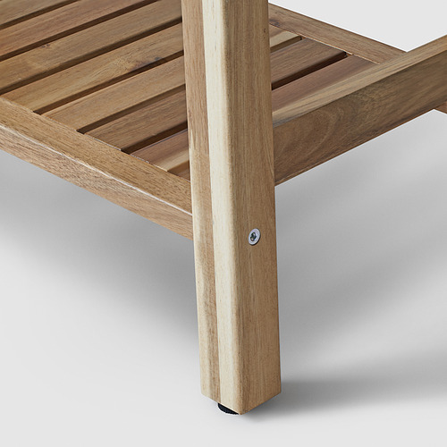 Primer plano de un estante de madera de acacia bien elaborado; Acabado natural, construcción robusta.