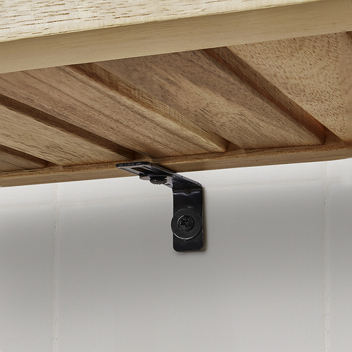 Primer plano de un robusto soporte de estante de madera. Los tornillos de alta calidad fijan de forma segura el material de madera a la pared blanca lisa.
