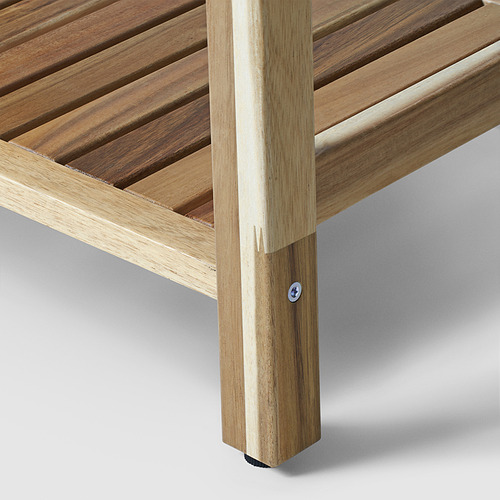 Estantería de madera con estantes de listones y patas anguladas, acabado lacado, construcción robusta.