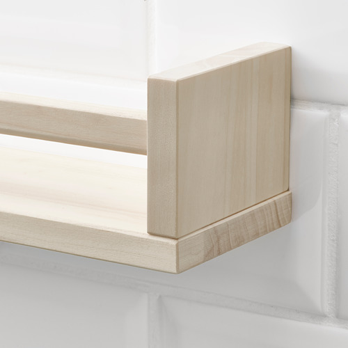 Un estante de madera de color claro, bien elaborado con bordes lisos, montado sobre una pared blanca. Es robusto y está diseñado para el almacenamiento en la cocina.