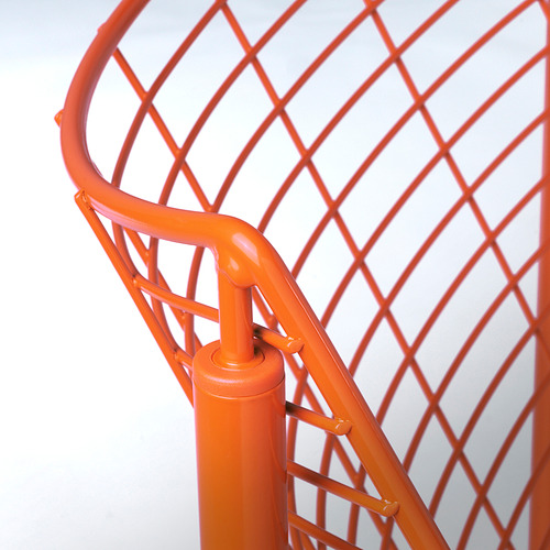 Silla SKÅLBODA naranja con estructura metálica y respaldo curvo.