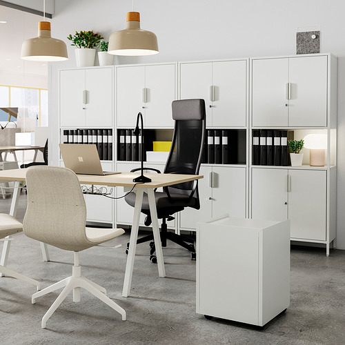 Oficina moderna con almacenamiento TROTTEN, sillas elegantes e iluminación.