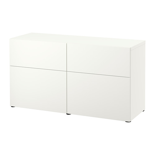 Aparador blanco BESTÅ con pantalla abierta y almacenamiento cerrado.
