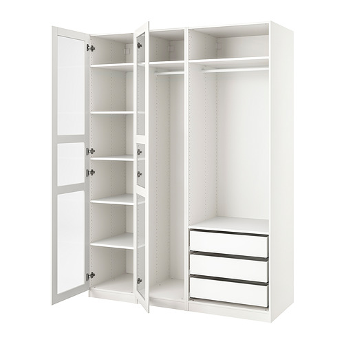 Armario PAX blanco, puertas abiertas que revelan múltiples estantes y una sección de cajones, diseño limpio y moderno.