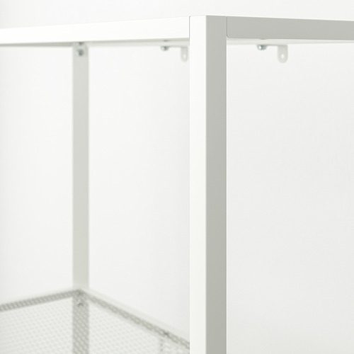 Estantería metálica limpia y moderna con detalle de malla de alambre, que muestra una calidad superior y un diseño minimalista.