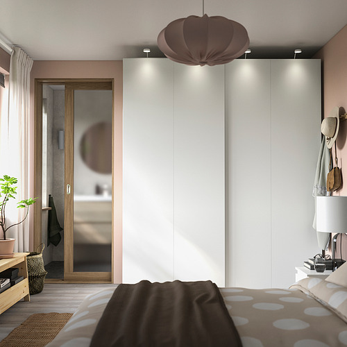 Dormitorio moderno con armario HASVIK, paredes rosas, lámpara colgante, planta.
