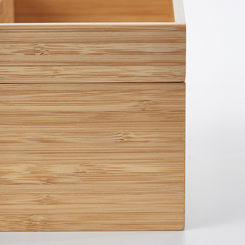 Primer plano de la caja de almacenamiento de bambú natural con una textura de grano suave y uniforme.