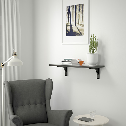 Sala de estar moderna con silla orejera gris y estante BERGSHULT.