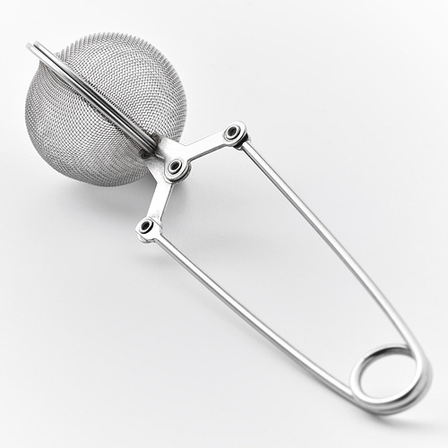 Infusor de té metálico con filtro de malla esférica y mango largo, diseñado para facilitar su uso.