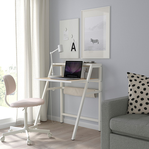 El escritorio MITTPLAN en blanco y abedul se adapta a espacios pequeños; Diseño moderno y robusto con un ordenador portátil y una silla.