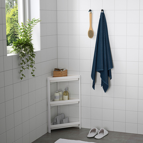 Pequeña estantería de baño VESKEN con artículos de tocador, toalla colgante y zapatillas; Se adapta a espacios reducidos, mantiene los artículos organizados.