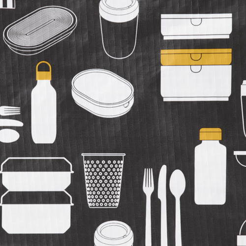 Una colección de varios artículos para el almuerzo, que muestra recipientes, utensilios y botellas de calidad, exhibidos ordenadamente sobre una superficie negra texturizada.