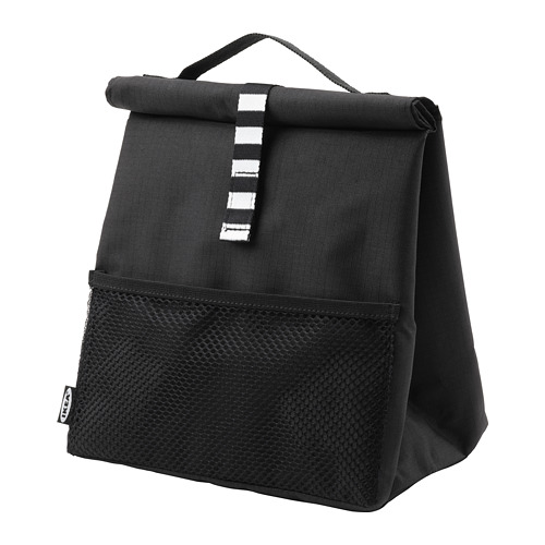 Fiambrera FRAMTUNG de ikea negra, rectangular con bolsillo de malla, aislada.