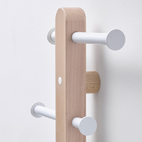 Perchero moderno con base de madera clara, tres ganchos blancos. Diseño minimalista de alta calidad.