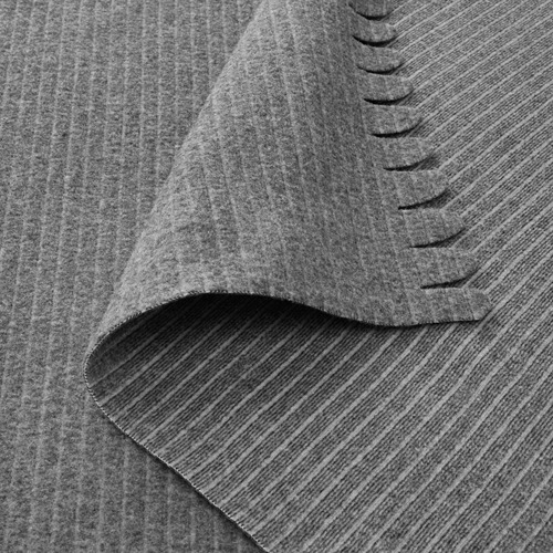 Manta de vellón gris suave y texturizada doblada, mostrando su tejido suave y acogedor.