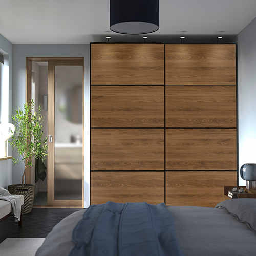 Dormitorio moderno con armarios altos MEHAMN , ropa de cama azul y planta de interior.
