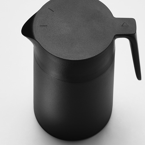 Matraz aislado negro con tapa y asa seguras, diseñado para ser duradero y fácil de verter.