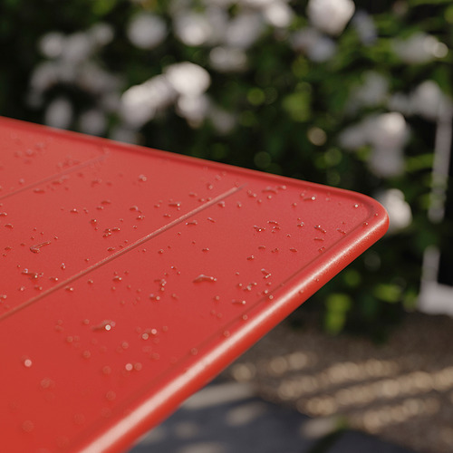 Tablero rojo SUNDSÖ, superficie lisa con gotas de agua, diseño moderno y minimalista.