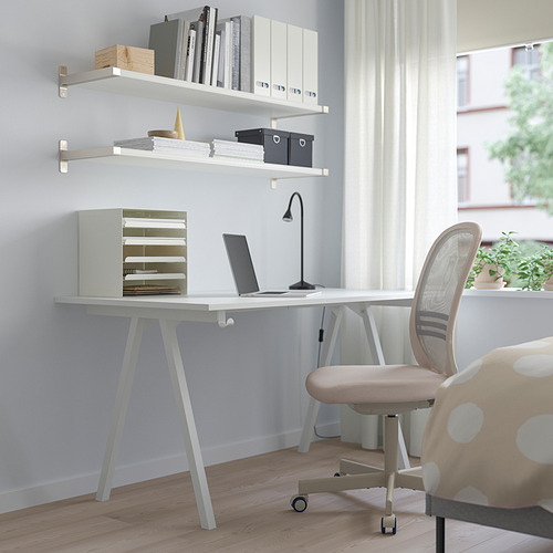 Oficina en casa minimalista con escritorio TROTTEN, computadora portátil, lámpara, estantes y silla de lunares; Ventana de luz natural.