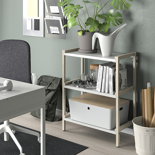 Escena de oficina en casa, caja de almacenamiento KUGGIS en estante con libros, planta y escritorio. Diseño moderno, blanco y madera clara.