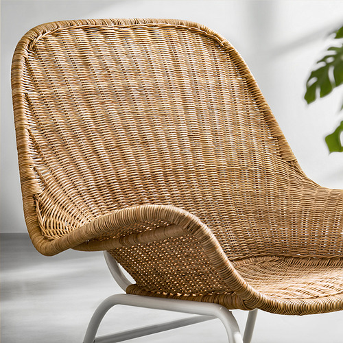 Sillón de mimbre con respaldo y brazos curvos, confeccionado en ratán tejido a mano, de textura natural y diseño ligero y cómodo.