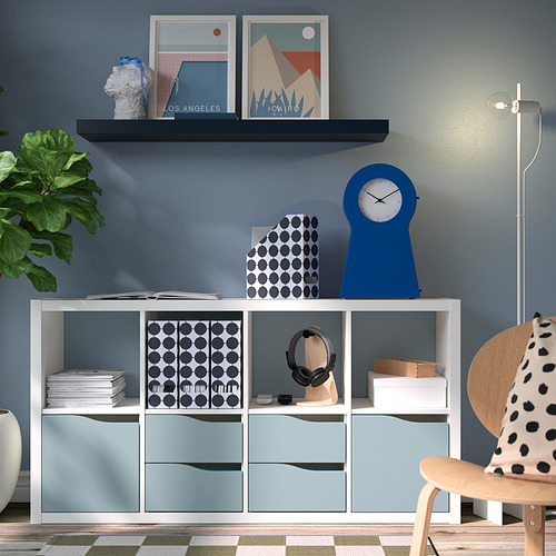 Habitación moderna con estantería KALLAX, decoración colorida y silla de madera.