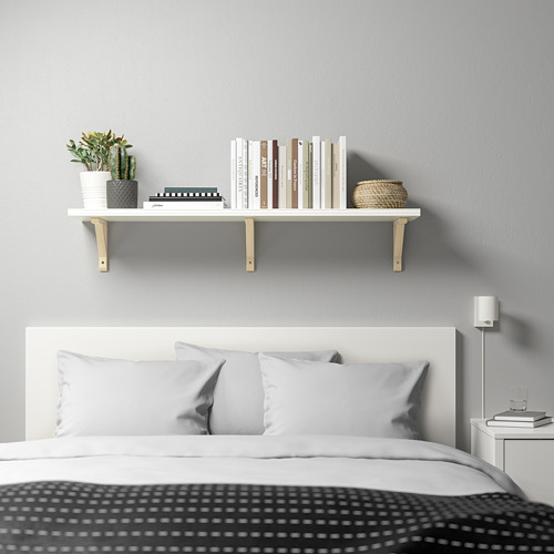 Dormitorio con estantería BERGSHULT, planta, libros, cesta, cama, lámpara